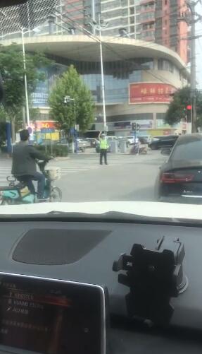 亳州交警路口托舉電纜超1小時 邊舉邊指揮交通