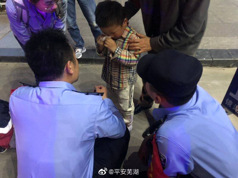 蕪湖巡警“智斗”街頭走失萌娃