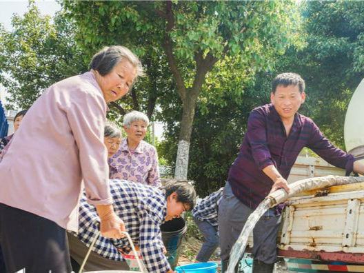 沒自來水 合肥一城中村近千居民靠提桶接水吃5年多