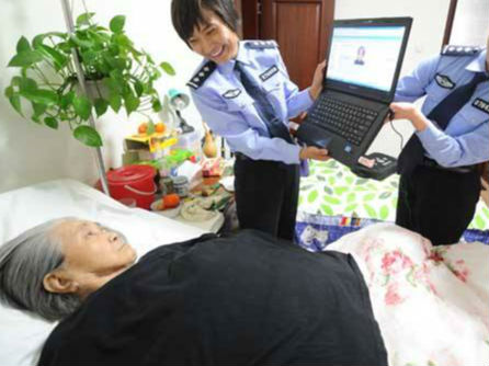 高齡老人行動不便辦證難  民警上門服務暖人心