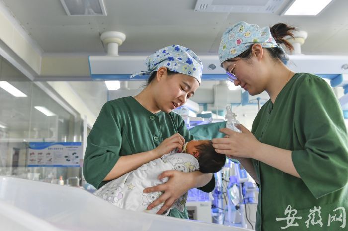 9 哭鬧厲害的孩子，護士們往往抱在懷里進行安撫