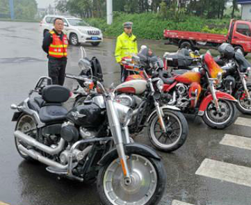四川：18輛摩托車(chē)違法駛?cè)敫咚俟?交警及時(shí)攔下并帶離 