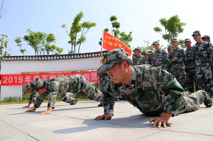圖2為官兵正在進行俯臥撐小比武