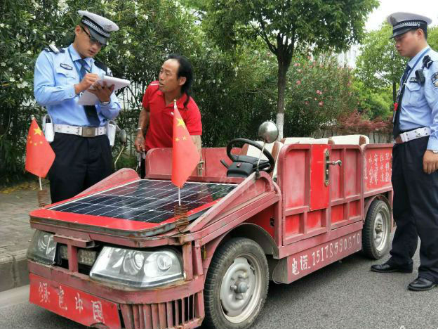 不識(shí)字男子拼裝出太陽(yáng)能敞篷車  上路被民警暫扣