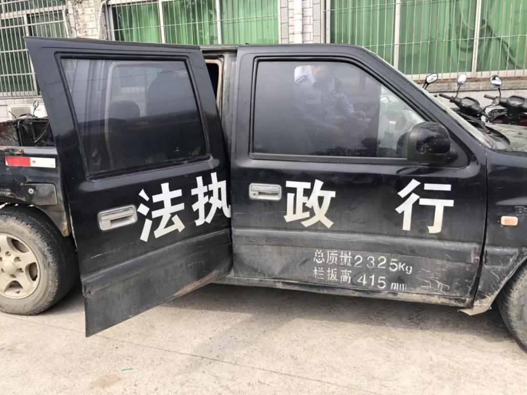 無證、飲酒、偽造號牌，阜陽交警查獲一輛問題“執法車”