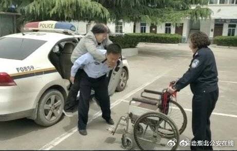 淮北：民警的一蹲一起 背出的是溫暖和擔當