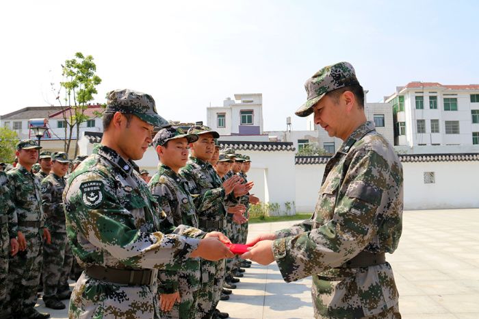 圖5為軍地領(lǐng)導(dǎo)為小比武獲獎?wù)攥F(xiàn)場頒發(fā)證書