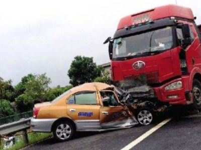 哈爾濱一大貨車刮撞26臺車 司機駕車逃逸后被抓 