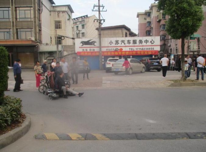 銅陵男子疲勞駕駛 油門當剎車撞倒電瓶車后沖上人行道