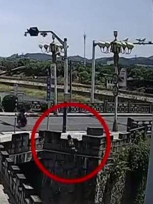 黃山聾啞外賣小哥跳河救落水老人 手語比劃：她需要我