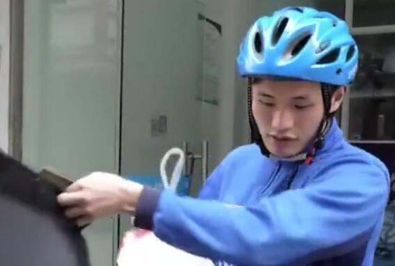 黃山聾啞外賣小哥跳河救落水老人 手語比劃：她需要我