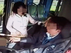 質(zhì)疑多收一元錢 海口女乘客掌摑公交司機(jī)一審被判4年