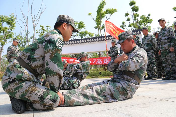 圖3為官兵正在進行仰臥起坐小比武