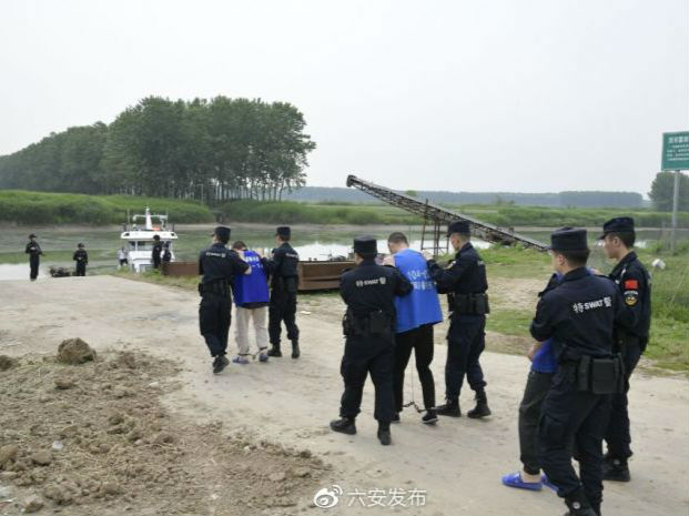 霍邱警方押解非法采砂嫌犯公開指認作案現場