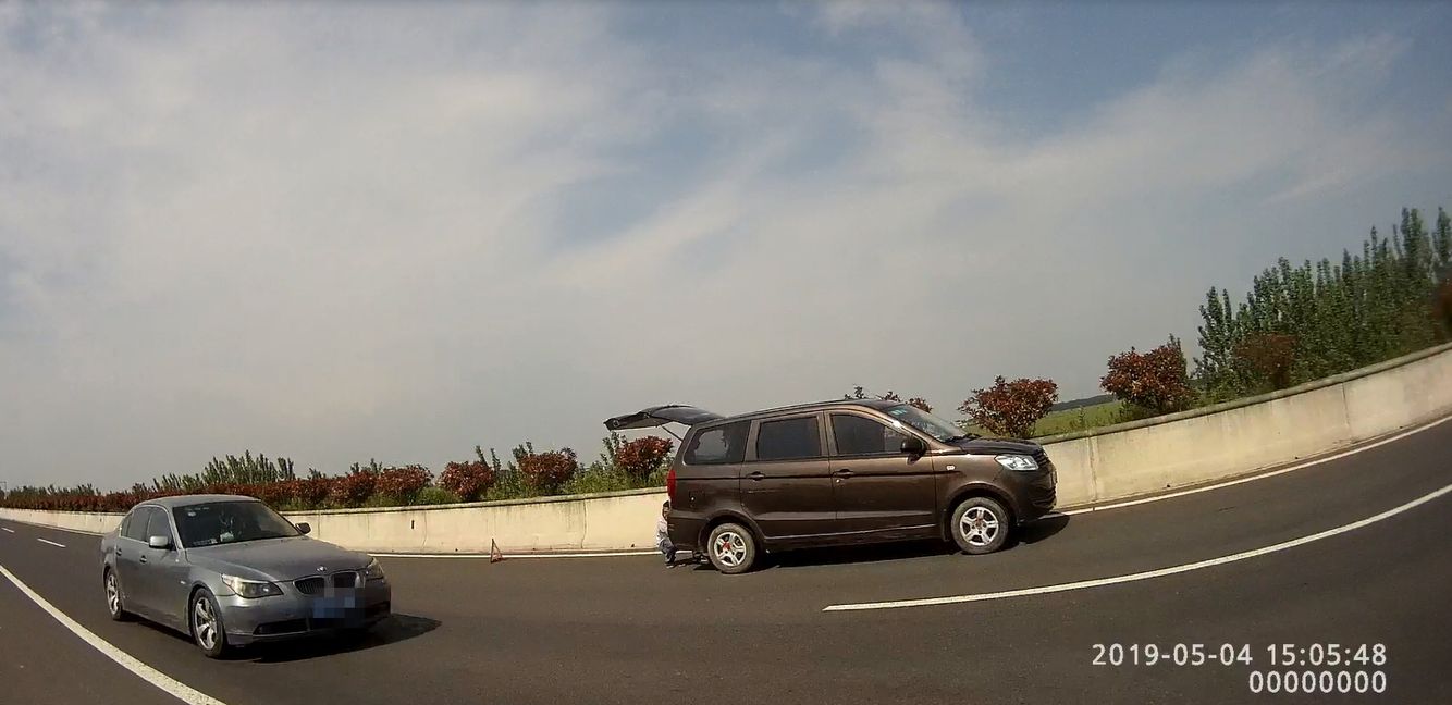驚險!這個駕駛員竟在徐明高速超車道上換輪胎