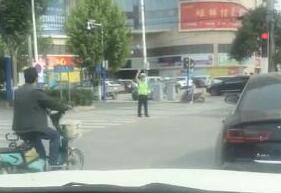 亳州交警路口托舉電纜超1小時 邊舉邊指揮交通