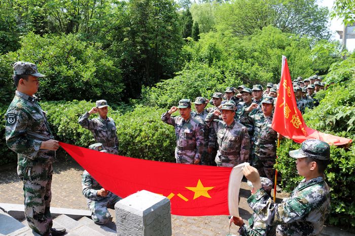 圖6為官兵正在進行重溫入伍誓詞