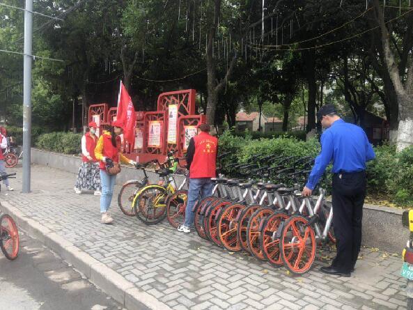 蕪湖市四褐山城管讓共享單車整齊“歸隊”