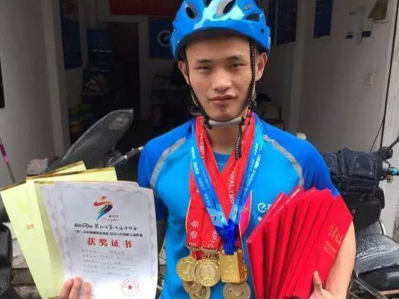 黃山跳河救人聾啞小哥：曾是泳壇冠軍 手握15枚金牌