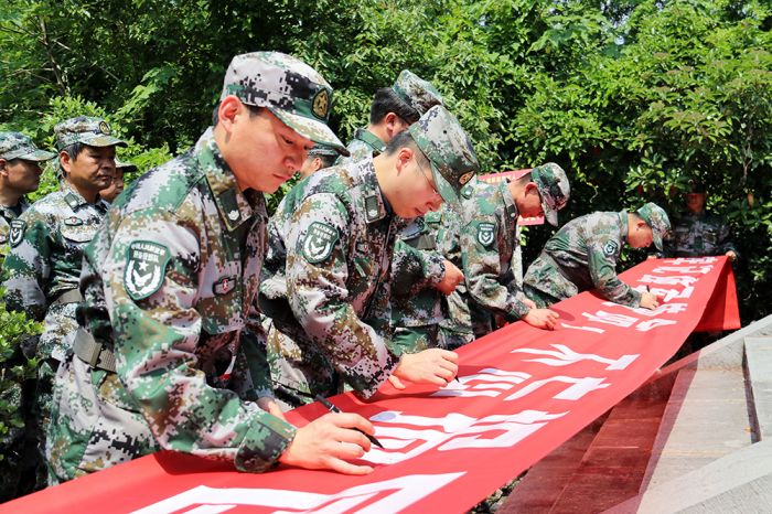 圖8為官兵正在進行“牢記強軍使命，不忘報國初心”簽名活動