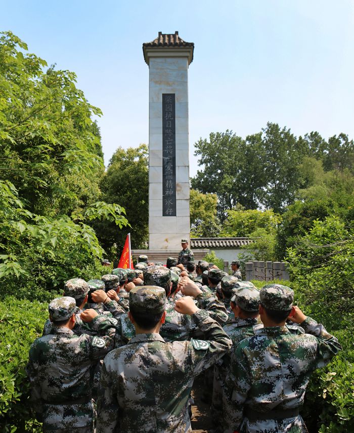 圖7為官兵正在進行重溫入伍誓詞