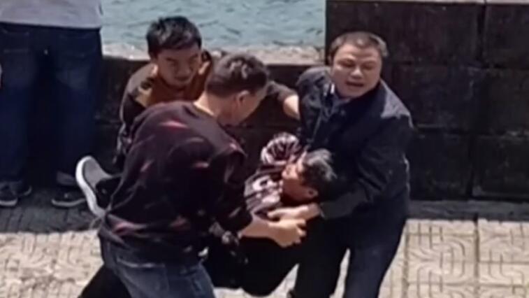 黃山聾啞外賣小哥跳河救落水老人 手語比劃：她需要我