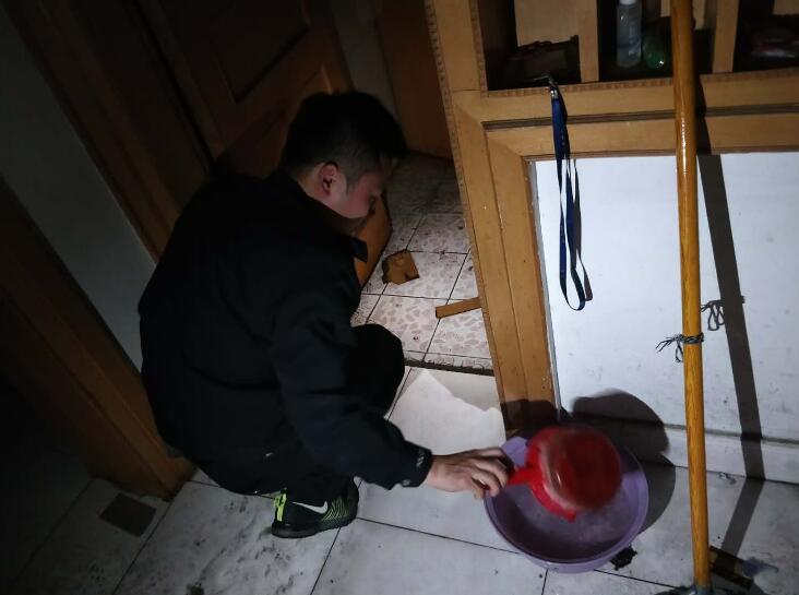淮北：老人家樓上漏水 民警熱情幫助設(shè)法解難