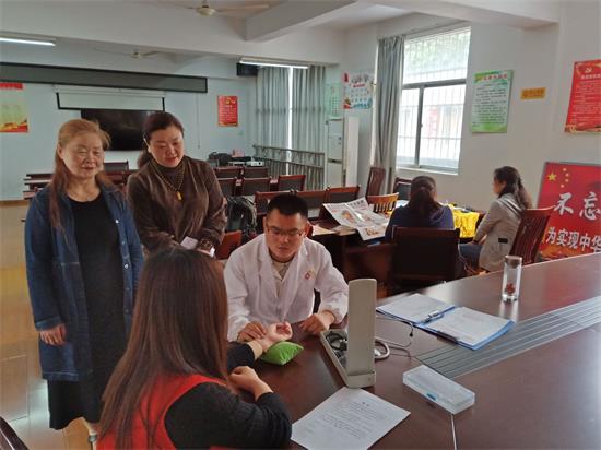 天橋街道喻義巷社區舉辦“中醫進社區”退休工人義診活動   