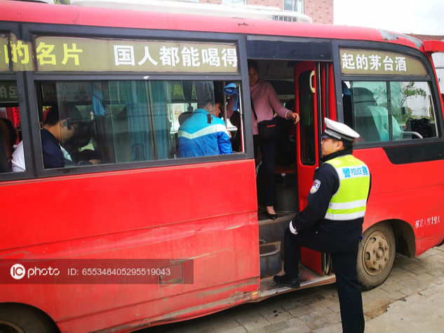 擠爆了！淮南一核載35人客車塞進58人