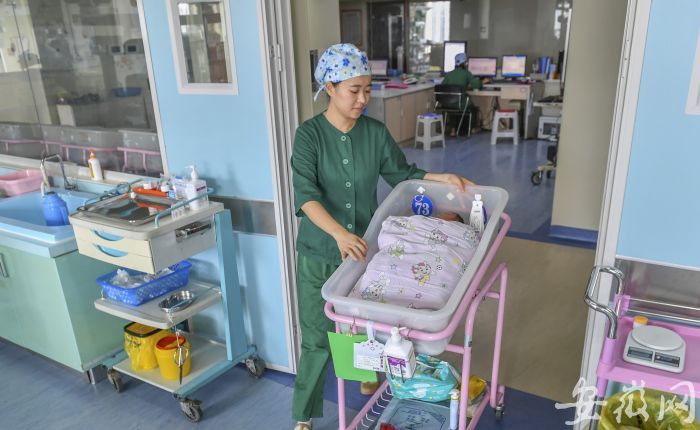 13 護士江為將孩子推出去洗澡