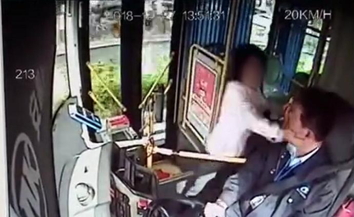 質(zhì)疑被多收一元車費(fèi)，海口女乘客掌摑公交司機(jī)一審被判4年