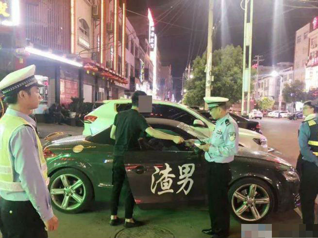 男子為趕時髦奧迪貼“渣男”  宿松交警責令清除