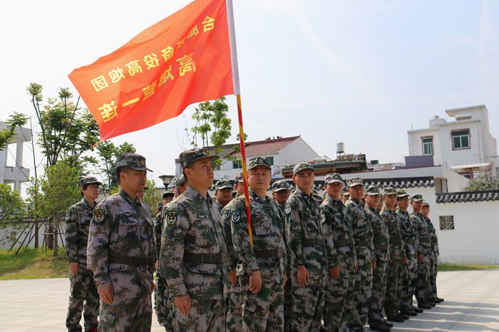 圖1為官兵軍容嚴整接受點驗