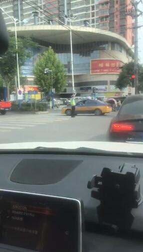亳州交警路口托舉電纜超1小時 邊舉邊指揮交通