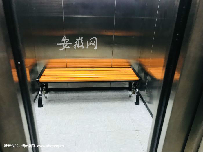 電梯里安裝的長椅1