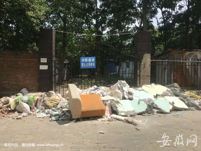 合肥一小區“黑燈瞎火”近1個月 物業：沒錢交電費