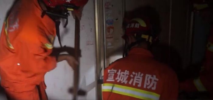 熊孩子反鎖父母在屋外 只因與父母斗氣不開心