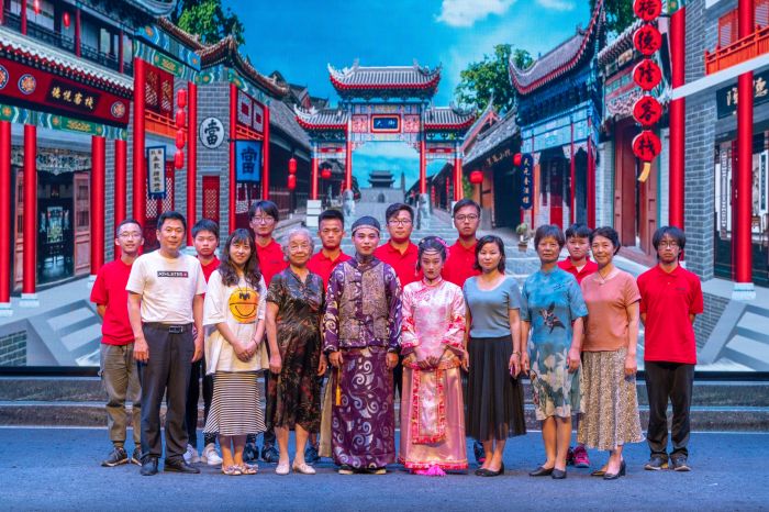 團隊成員與青陽腔演員及工作人員合影