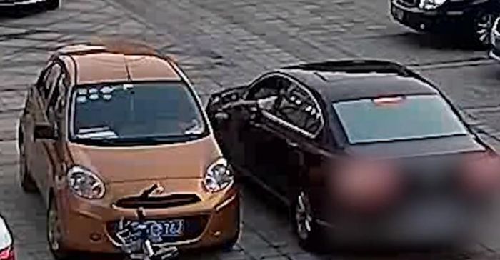 讓你亂停車擋道！暴怒司機用鑰匙怒劃對方車3下
