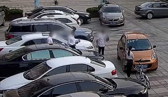 讓你亂停車擋道！暴怒司機用鑰匙怒劃對方車3下