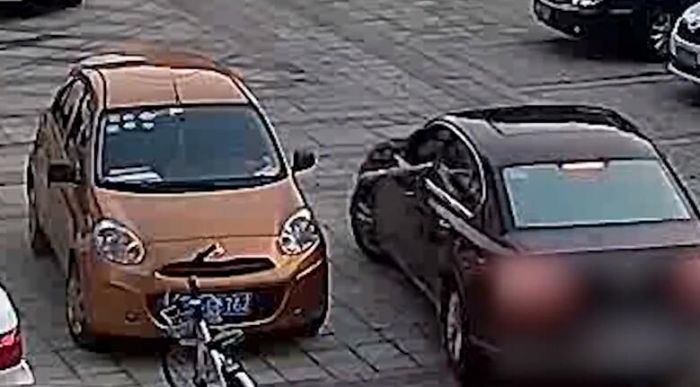 讓你亂停車擋道！暴怒司機用鑰匙怒劃對方車3下