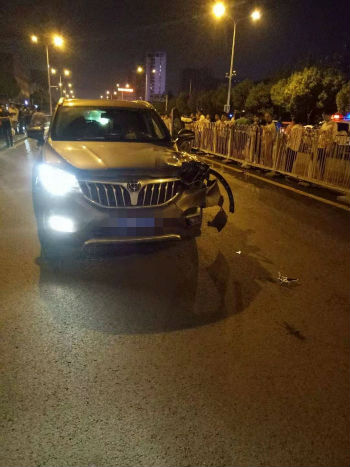 女子小區(qū)門口過馬路時被撞身亡 肇事司機涉嫌酒駕