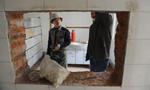 一樓住戶在承重墻上“開門” 整棟樓業主擔憂