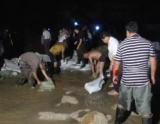 望江：三百干群日夜奮戰(zhàn) 排除江調(diào)圩管涌險(xiǎn)情