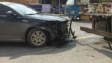 鳳陽小轎車轉(zhuǎn)彎撞上大罐車 車頭嚴(yán)重?fù)p毀