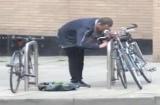 英小偷光天化日街頭撬車鎖 路人卻熟視無睹