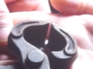 吃胖了鉆戒卡手 女子直呼：好尷尬