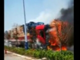 大貨車起火油箱爆炸   亳州民警消防奮力撲救