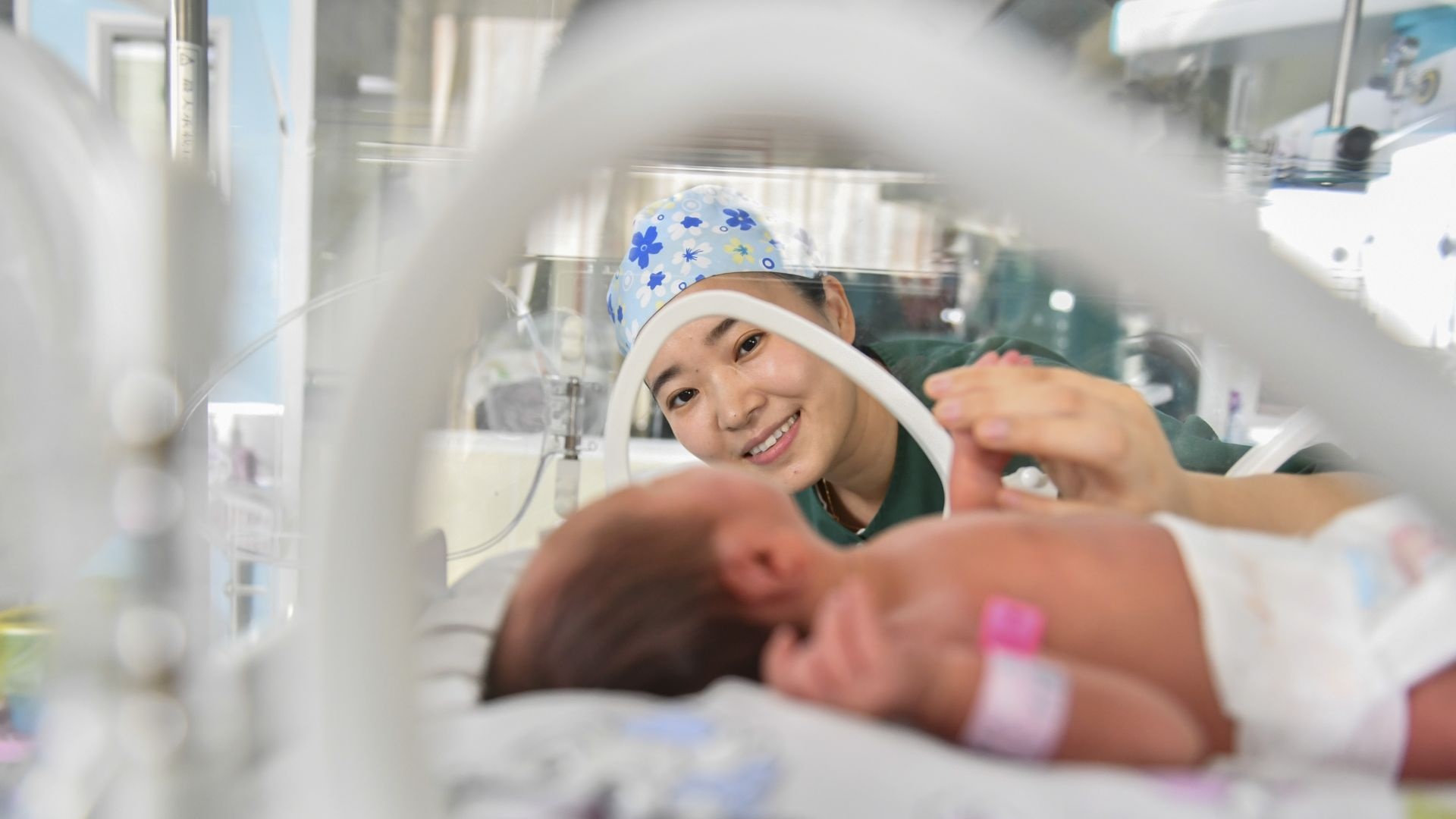 NICU里的“臨時媽媽”