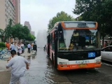蕪湖一輛公交車撞壞消防栓 小區(qū)門口成噴泉（組圖）